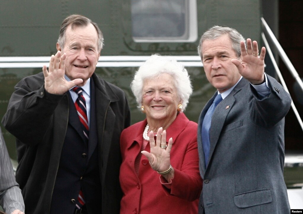 2007年4月8日，美國總統喬治·W·布什與他的父親——前總統喬治·布什和前第一夫人芭芭拉·布什一起在抵達德克薩斯州胡德堡的時候揮手致意。 美國歷史上僅有兩位第一夫人後來成為總統的母親，芭芭拉·布什是其中之一。