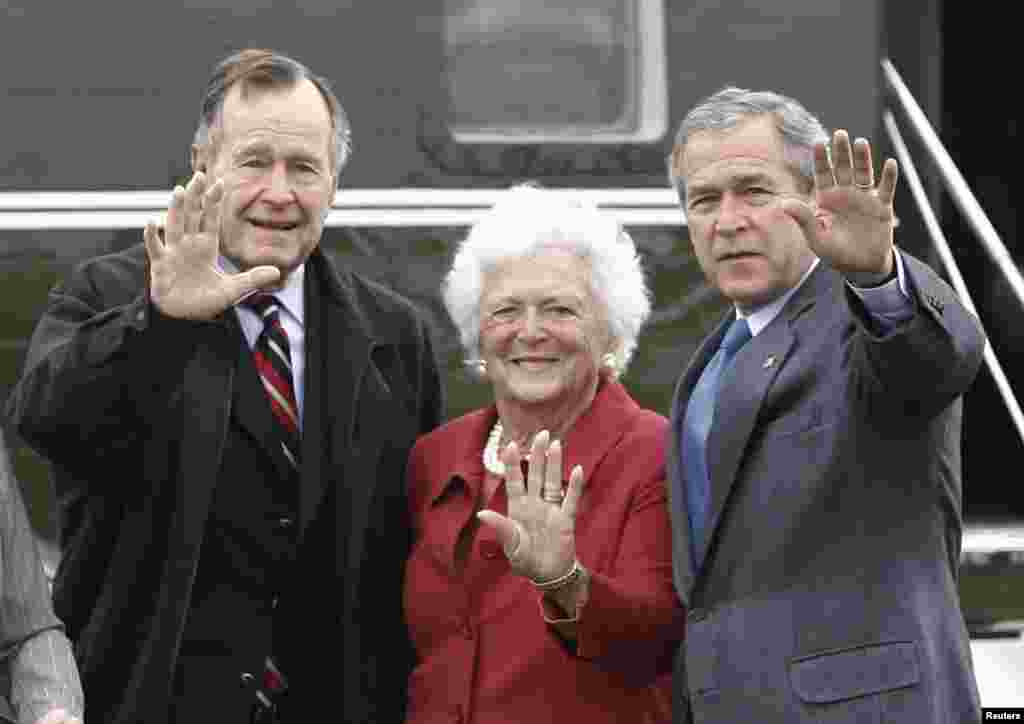 U.S. President George W. Bush (R) waves alongside his parents, former President George Bush and former first lady Barbara Bush upon their arrival Fort Hood, Texas, April 8, 2007. 