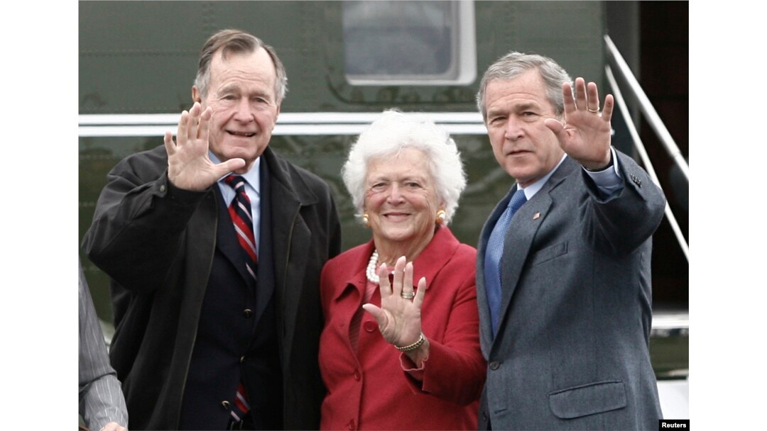 U.S. President George W. Bush (R) waves alongside his parents, former President George Bush and former first lady Barbara Bush upon their arrival Fort Hood, Texas, April 8, 2007.
