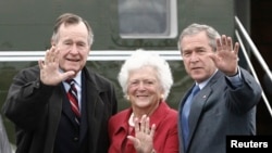 U.S. President George W. Bush (R) waves alongside his parents, former President George Bush and former first lady Barbara Bush upon their arrival Fort Hood, Texas, April 8, 2007.