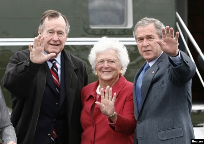 U.S. President George W. Bush (R) waves alongside his parents, former President George Bush and former first lady Barbara Bush upon their arrival Fort Hood, Texas, April 8, 2007.