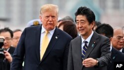 美国总统特朗普和日本首相安倍晋三2019年5月28日离开日本的加贺号直升机航母。