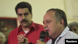 Ketua MPR Diosdado Cabello (kanan) bersama Wapres Venezuela Nicolas Maduro dalam sebuah acara di Caracas (3/1). 