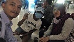 Yuli Riswati (kanan) setibanya di bandara Juanda, Surabaya setelah dideportasi dari Hong Kong, Senin malam (2/12). (Courtesy: Migrant Care)