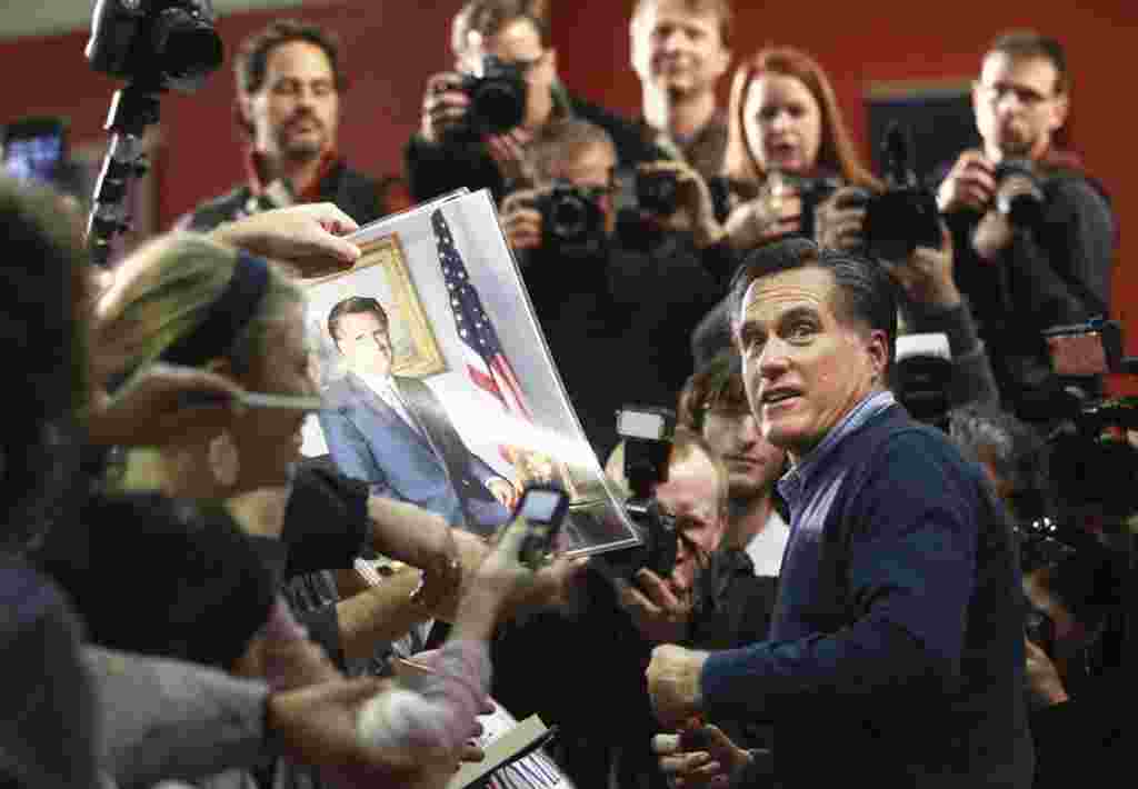 Mitt Romney berkampanye di Pinkerton Academy di Derry, New Hampshire, 7 Januari (AP).