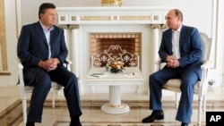 Presiden Ukraina Viktor Yanukovych (kiri) bertemu Presiden Rusia Vladimir Putin hari Jumat 6/12 di kota peristirahatan Sochi, Rusia (foto: dok). 