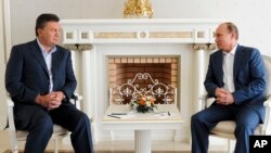 FILE - Russian President Vladimir Putin (R) is seen at a meeting with Ukrainian President Viktor Yanukovych.