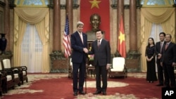 Kerry fue recibido por el presidente de Vietnam, Truong Tan Sang, en el Palacio Presidencial, en Hanoi.