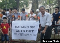 Cựu chiến binh Phan Tất Thành trong một cuộc biểu tình chống Trung Quốc.