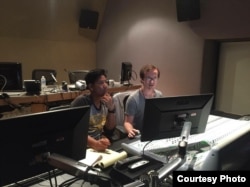 Sutradara Ashram Shahrivar bersama penyunting suara film "Sigek Cokelat" di studio (Dok: Ashram Shahrivar)