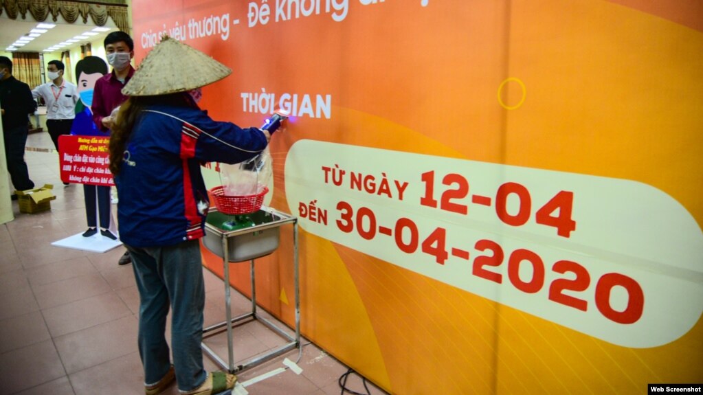 Máy ATM gạo tại Nhà Văn hóa - Thể thao phường Nghĩa Tân, quận Cầu Giấy, Hà Nội. Photo Baotintuc