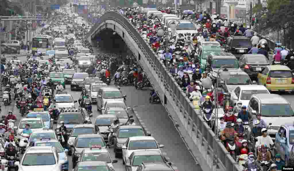 Volume komuter di jam sibuk di sebuah jalan di Hanoi, Vietnam.