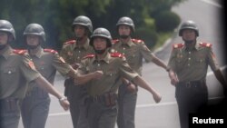Panmunjom ငြိမ်းချမ်းရေး ရွာ အနီးတွေ့ရတဲ့ မြောက်ကိုရီးယား စစ်သားများ