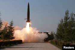 Un misil lanzado en Corea del Norte durante una prueba militar el 10 de mayo de 2019. Foto proporcionada por agencia central de noticias coreana KCNA.