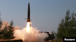 Peluncuran misil dalam latihan militer Korea Utara, 10 Mei 2019. (Foto: KCNA via Reuters)