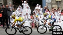 Para biarawati memberi semangat para pembalap sepeda Tour de France saat mereka melewati Cagnes-Sur-Mer menuju Marseille (3/7).
