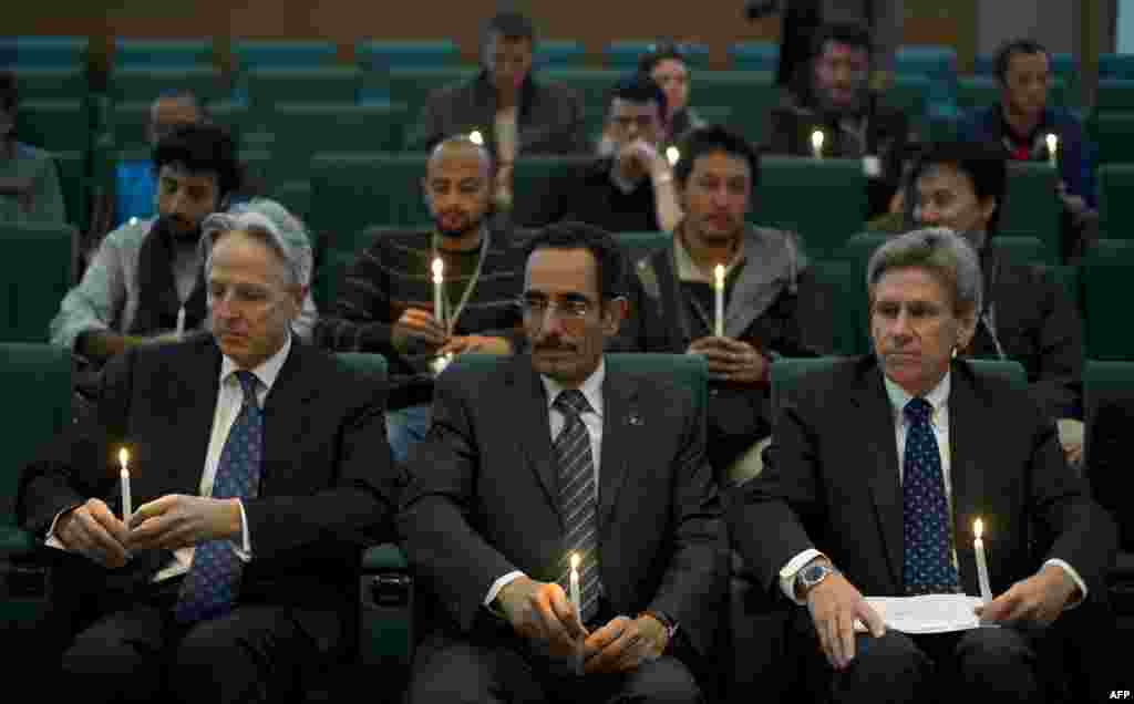 站在中間的史蒂文斯和英國外交代表(左)以及利比亞全國過渡委員會副主席﹐在班加西參加為被殺害記者舉行的追悼會(2011年4月資料照片)