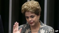 Presidentja braziliane e pezulluar nga detyra, Dilma Rousseff, gjatë seancës së Senatit për shkarkimin e saj më 29 gusht, 2016