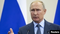 Tổng thống Nga Vladimir Putin phát biểu tại một cuộc họp báo chung với người đồng cấp của Phần Lan, Sauli Niinisto, sau cuộc hội kiến tại thành phố du lịch Sochi bên bờ Biển Đen, Nga, ngày 22 tháng 8, 2018.