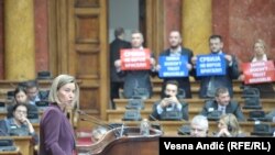 Visoka predstavnica EU Federika Mogerini održala je govor u Skupštini Srbije praćena skandiranjem predstavnika SRS. 