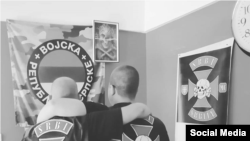 Simbol “Totenkopf” oslikan je kao dio loga na prslucima grupe MC Srbi. Izvor: Instagram