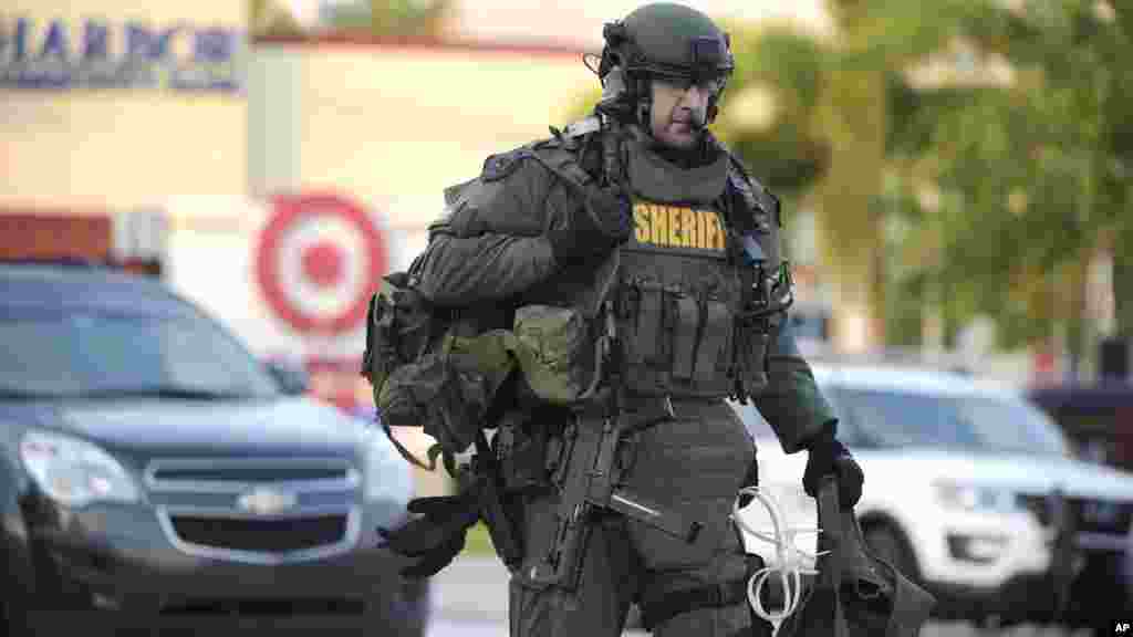 Un membre des forces d'intervention - SWAT - arrive sur les lieux de la tuerie à Orlando, le 12 juin 2016.
