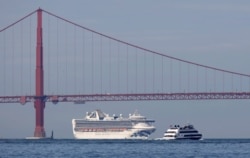 The Grand Princess cruise ship carrying passengers who have tested positive for coronavirus arrives past the Golden Gate bridge in San Francisco, California, U.S. March 9, 2020. (REUTERS/Fred Greaves)