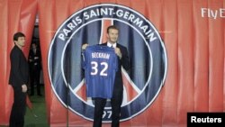 David Beckham presenta su nueva camiseta del París St-Germain. 