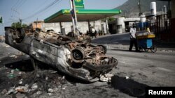 Machin ki boule nan lari kapital Peyi d Ayiti - Konsekans zak kraze-brize, piyaj ak dechoukaj nan Pòtoprens (Foto/VOA, 8 jiyè 2018). 