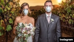 عکس عروسی با پس زمینه آتش سوزی در سونوما کالیفرنیا در فضای مجازی خبرساز شد