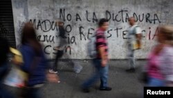 Graffiti en una pared del distrito de Chacao en Caracas, donde continúan las protestas.
