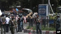 Lực lượng an ninh Afghanistan tại hiện trường sau vụ tấn công tại cổng chính của Sân bay quốc tế Hamed Karzai ở Kabul, ngày 10/8/2015. Những vụ tấn công mới đây của phe Taliban làm cho Afghanistan trực tiếp đổ lỗi cho Pakistan là không kiềm chế những phần tử nổi dậy.