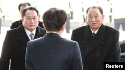 Заместитель председателя Центрального комитета правящей партии КНДР Ким Ён Чхоль и Ли Сон Kвон, председатель Комитета по мирному воссоединению отечества, прибывают в Сеул, Южная Корея, 25 февраля 2018.