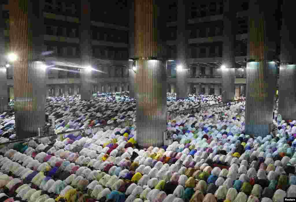 Muslims attend an evening mass prayer session called "tarawih" to mark the holy fasting month of Ramadan at Istiqlal Mosque in Jakarta, Indonesia, June 28, 2014.