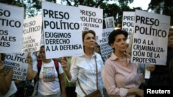 Manifestación en favor de los presos políticos en Caracas. Para sus familias, muchos de los presos están en precarias condiciones de salud que deben ser atendidas.