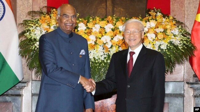 印度总统科文德（左）与越南国家主席阮富仲在河内举行会谈前握手。（2018年11月20日）
