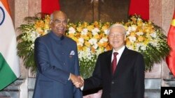 Presiden India Shri Ram Nath Kovind (kiri) berjabat tangan dengan Presiden Vietnam Nguyen Phu Trong sebelum pembicaraan tertutup di Hanoi, Vietnam, 20 November 2018.