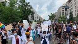 6 Haziran 2020 - Washington, DC'deki ırkçılık karşıtı protestolara katılan sağlık çalışanları