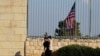 چند عابر در حال قدم‌زدن در کنار کنسولگری ایالات متحده آمریکا در اورشلیم. (۱۲ بهمن ۱۳۹۶)