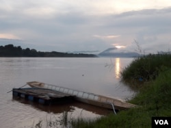 The view of sunrise from the Laotian side of the Mekong river on July 25, 2016. (Neou Vannarin/VOA Khmer)