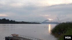 Sunrise from the Laos side on the Mekong River on July 25, 2016. (Neou Vannarin/VOA Khmer)