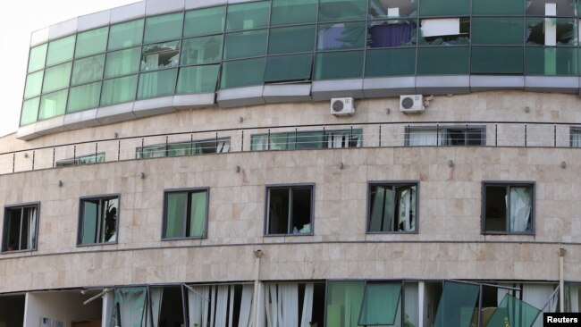 Sebuah bangunan rumah sakit bersalin di Stepanakert, Nagorno-Karabakh tampak rusak akibat serangan artileri (28/10).