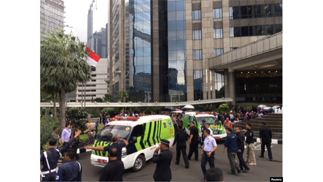 Ambulans berdatangan untuk menangani korban setelah laporan lantai selasar di dalam gedung Bursa Efek Indonesia ambruk, Jakarta, 15 Januari 2018.