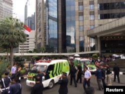 Ambulans berdatangan untuk menangani korban setelah laporan lantai selasar di dalam gedung Bursa Efek Indonesia ambruk, Jakarta, 15 Januari 2018.