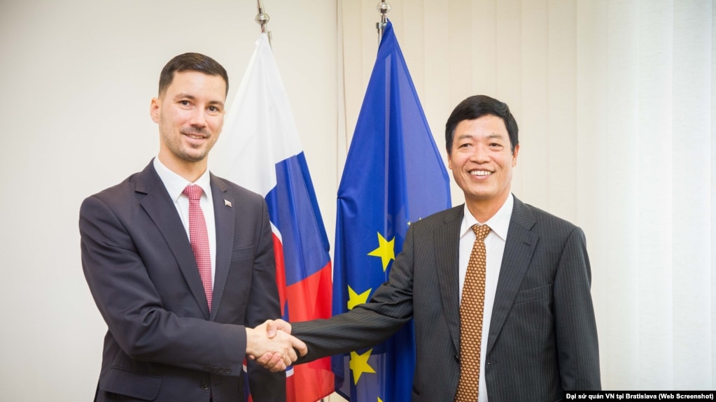 Đại sứ Dương Trọng Minh và Quốc vụ khanh Slovakia, Lukas Parizek.