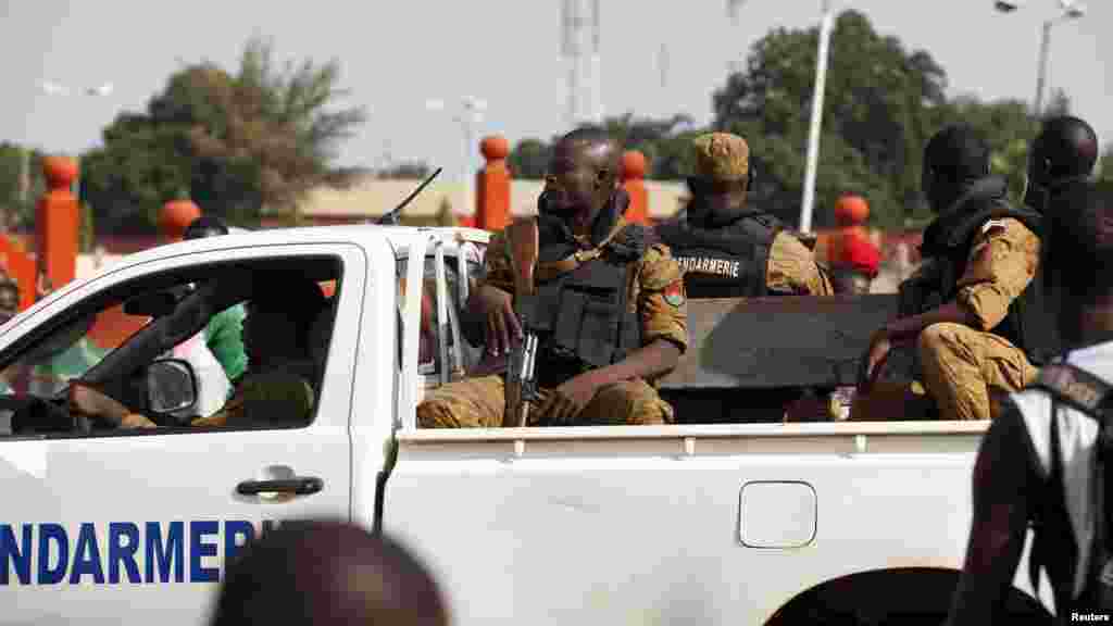 Des gendarmes patrouillent en voiture aux côtés des manifestants anti-putschistes à Ouagadougou, au Burkina Faso, 22 septembre 2015.