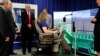 
Presiden AS Donald Trump memperhatikan Rita Urmie (duduk), seorang siswa, mengoperasikan simulator di Kirkwood Community College di Cedar Rapids, Iowa, 21 Juni 2017. (Foto: Reuters)
