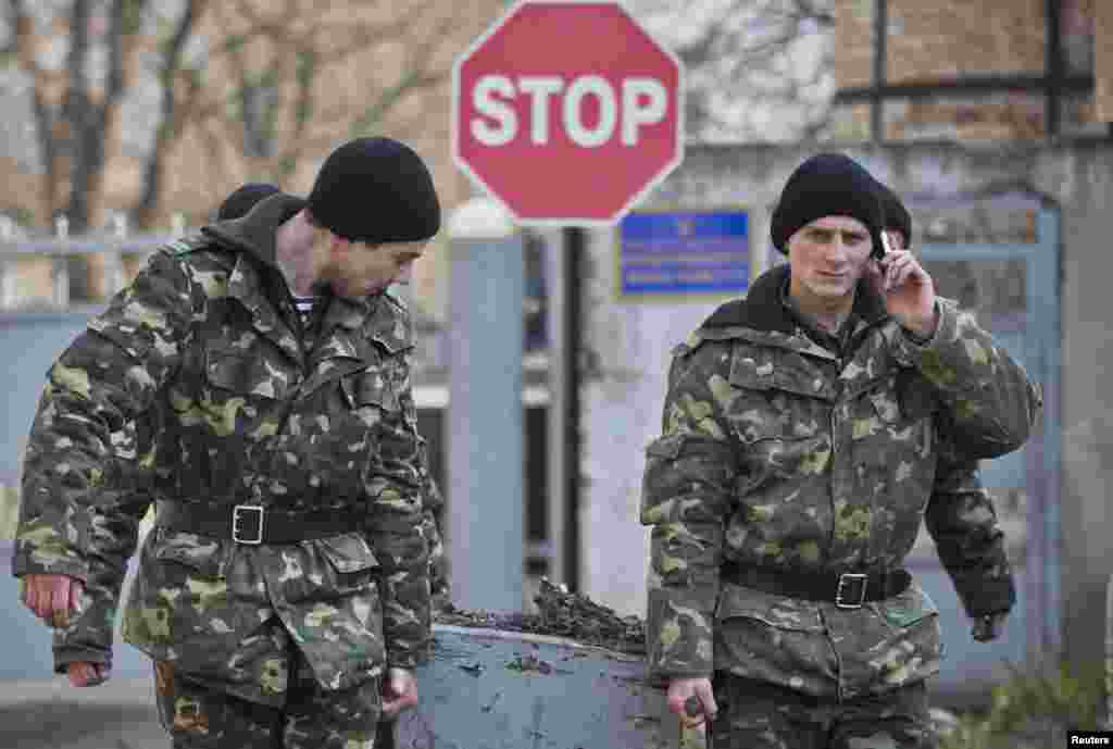 سربازان اوکراینی در بیرون پایگاه نیروی زمینی در پریوالن - اوکراین، ۱۲ مارس ۲۰۱۴