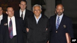 Παραμένει υπό κράτηση ο Ντομινίκ Στρός Καν
