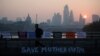 FOTO ARSIP – Seorang penglaju berjalan di sepanjang Jembatan Waterloo, yang terhalang oleh para aktivis perubahan iklom, dalam unjuk rasa Extrinction Rebellion di Londo, Inggris, 17 April 2019 (foto: Reuters/Hannah McKay/Foto Arsip)